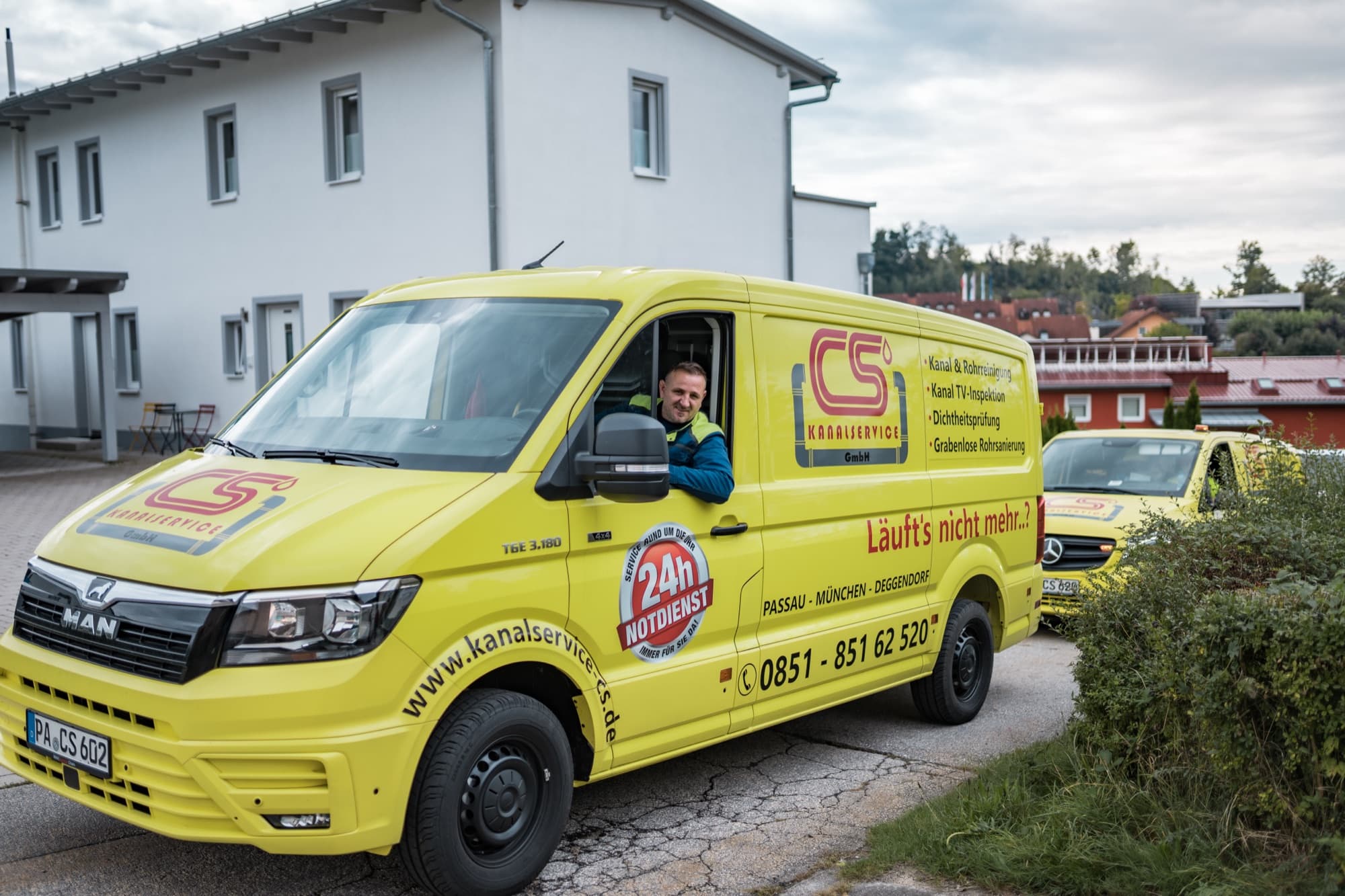 Monteur der Kanalservice CS GmbH mit Spültechnik am Servicefahrzeug in Hutthurm