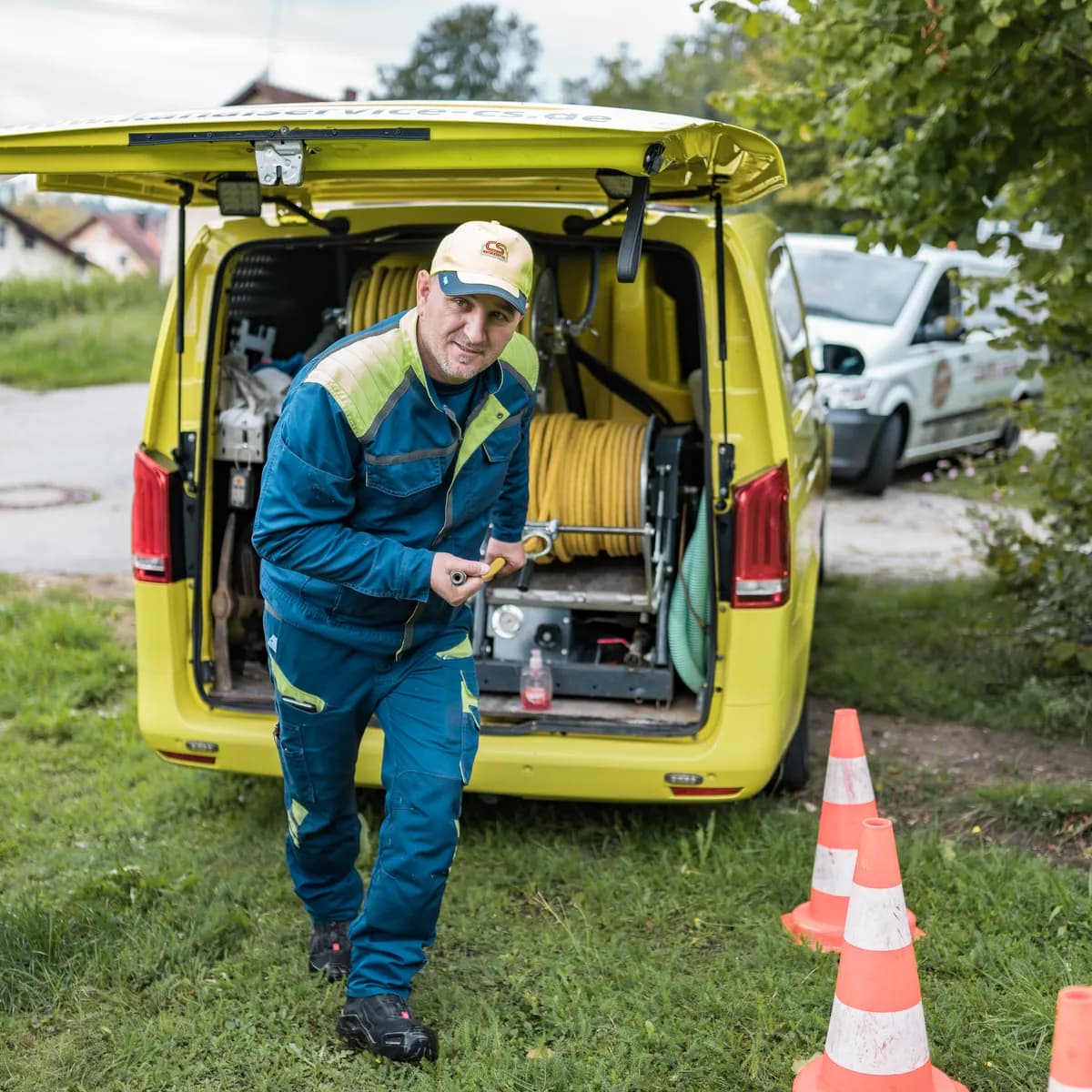 Monteur der Kanalservice CS GmbH am geöffneten Servicefahrzeug