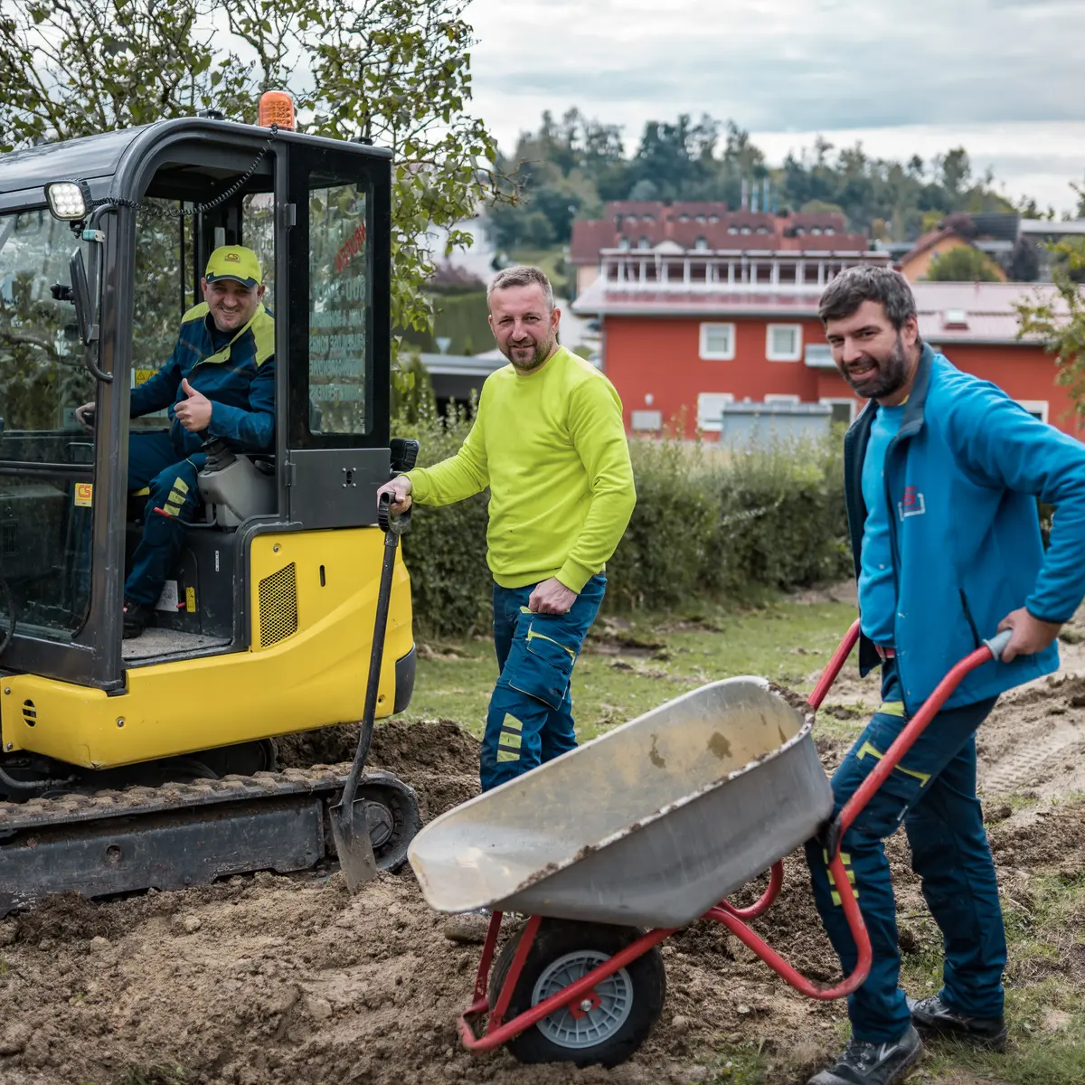 Team der Kanalservice CS GmbH bei Erdarbeiten auf einem Grundstück