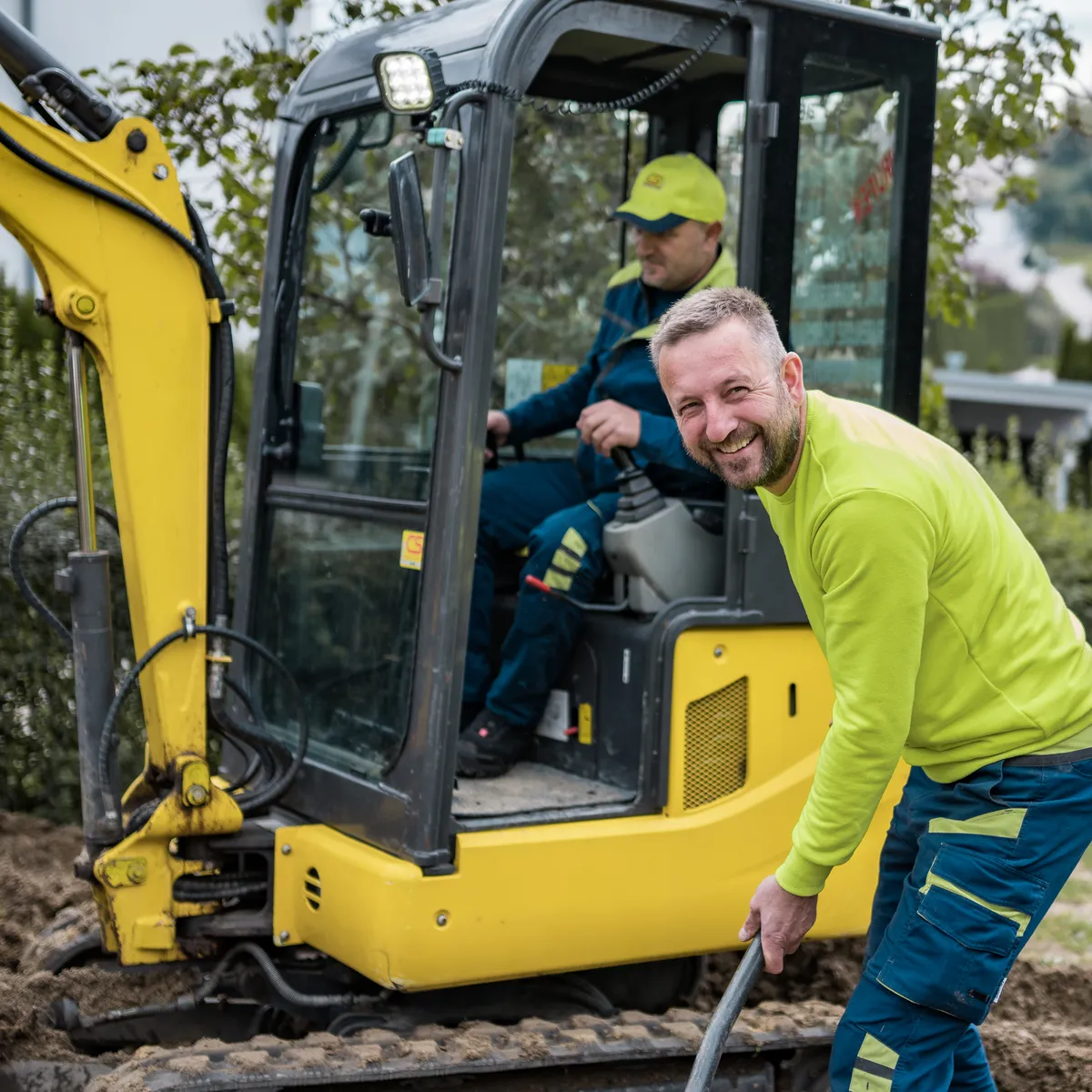 Minibagger und Monteur der Kanalservice CS GmbH bei Erdarbeiten an einer Leitung