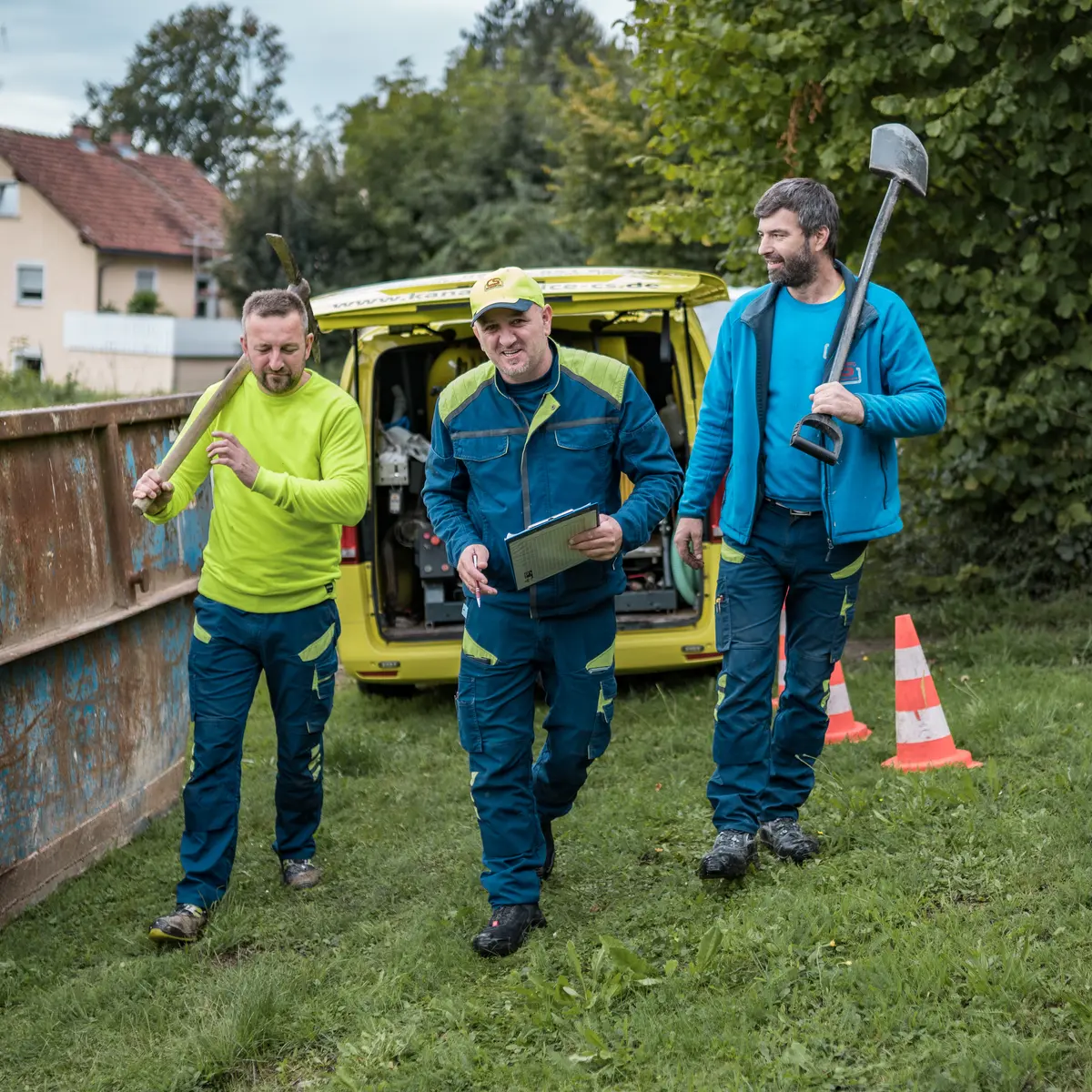 Team der Kanalservice CS GmbH mit Werkzeug am Einsatzort im Landkreis Passau