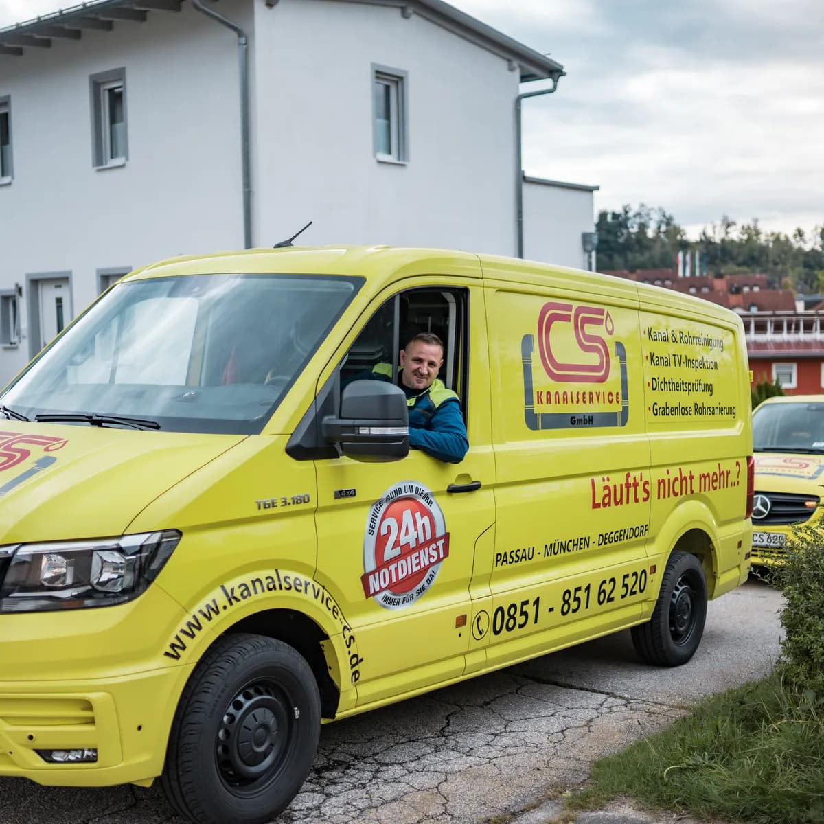 Servicefahrzeug der Kanalservice CS GmbH mit Aufschrift 24-Stunden-Notdienst