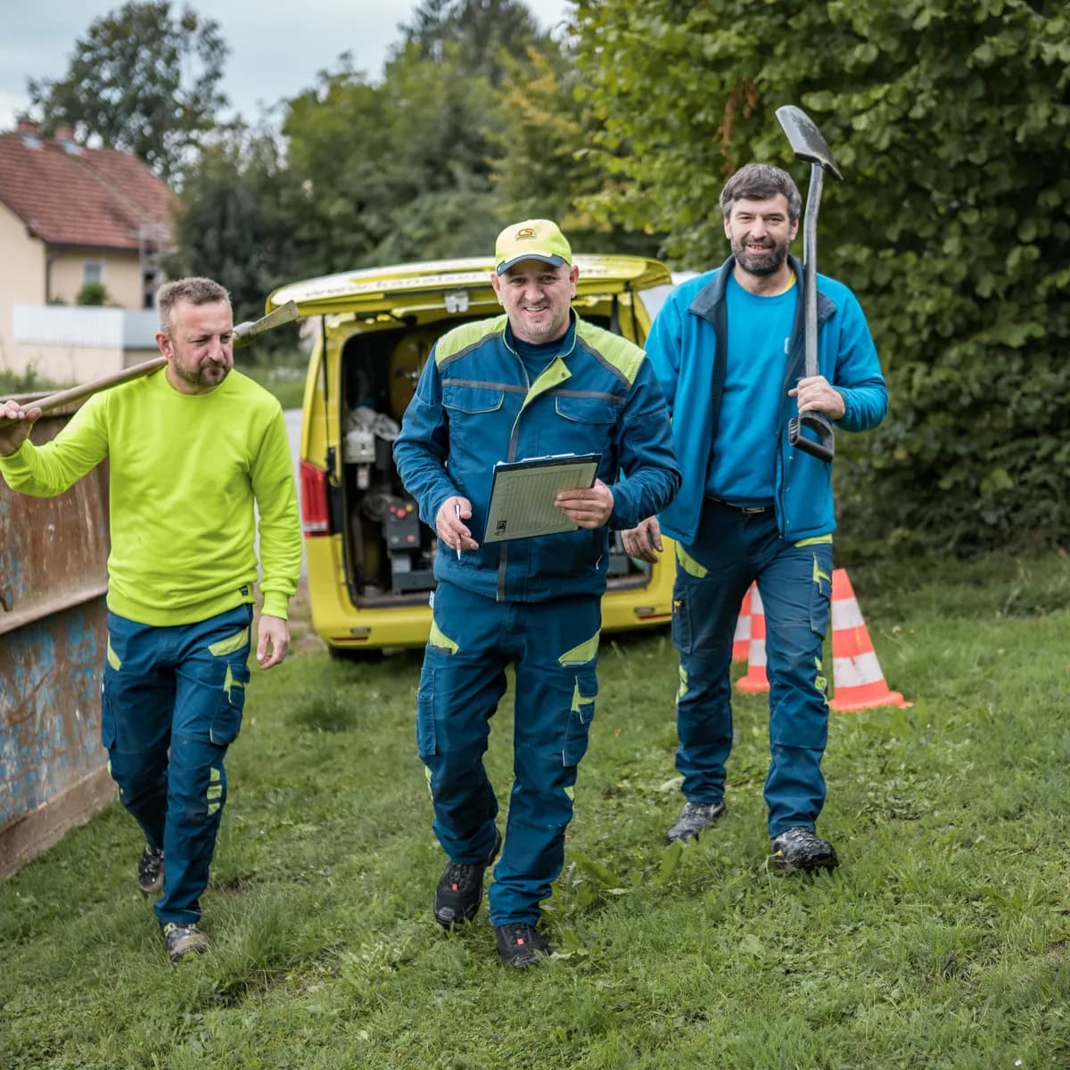 Team der Kanalservice CS GmbH mit Werkzeug am Servicefahrzeug