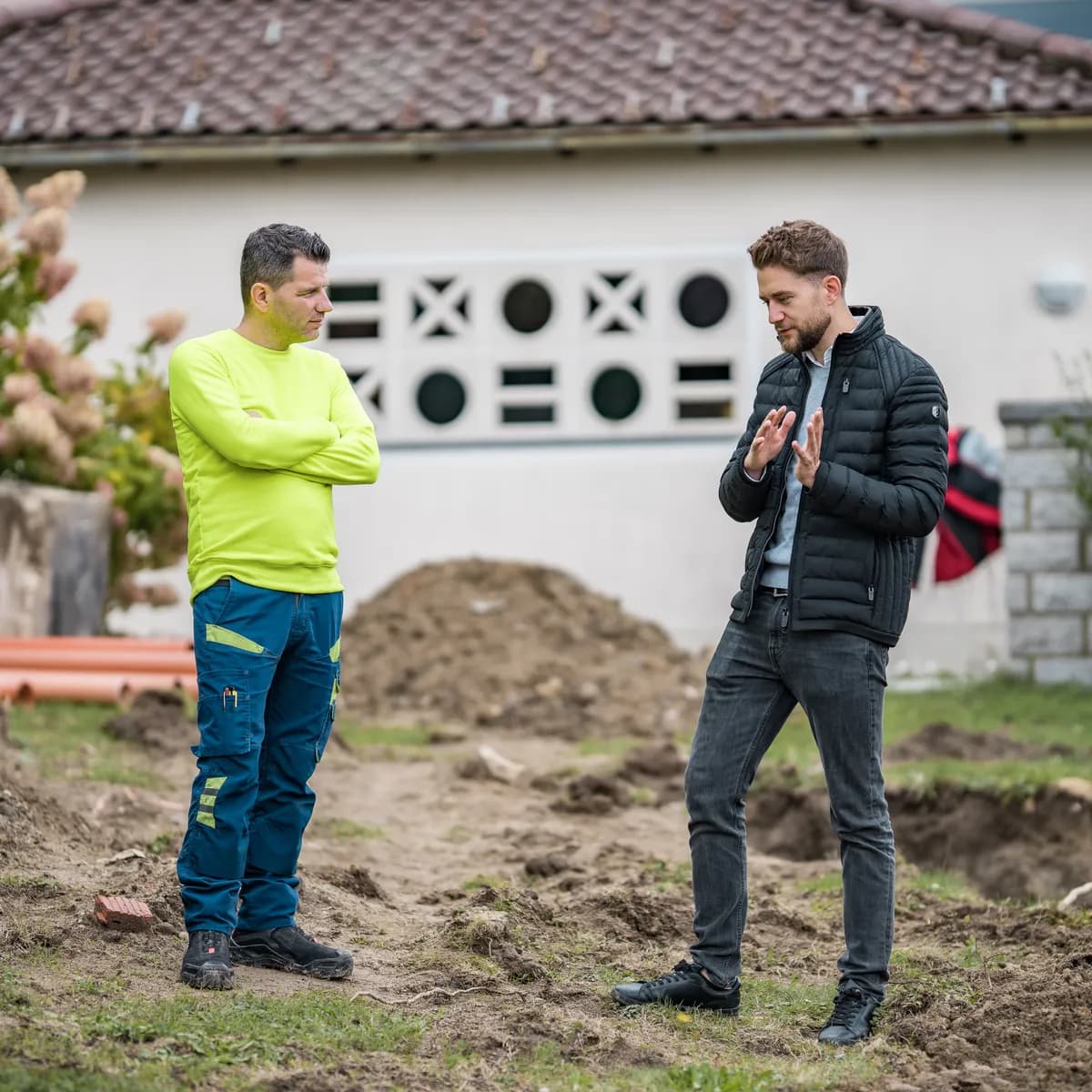 Mitarbeiter der Kanalservice CS GmbH im Kundengespräch auf dem Grundstück