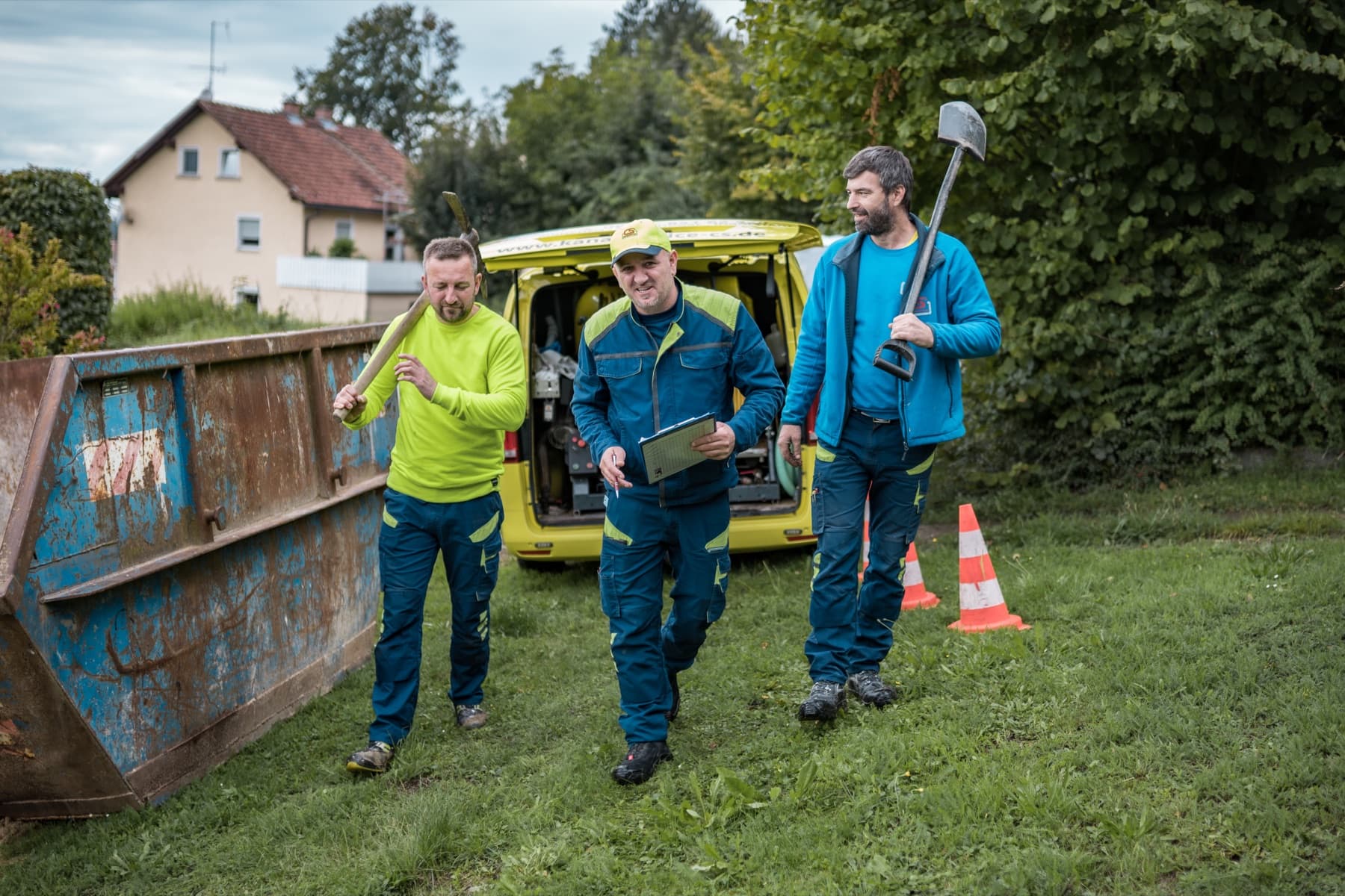Team der Kanalservice CS GmbH mit Werkzeug am Einsatzort im Landkreis Passau