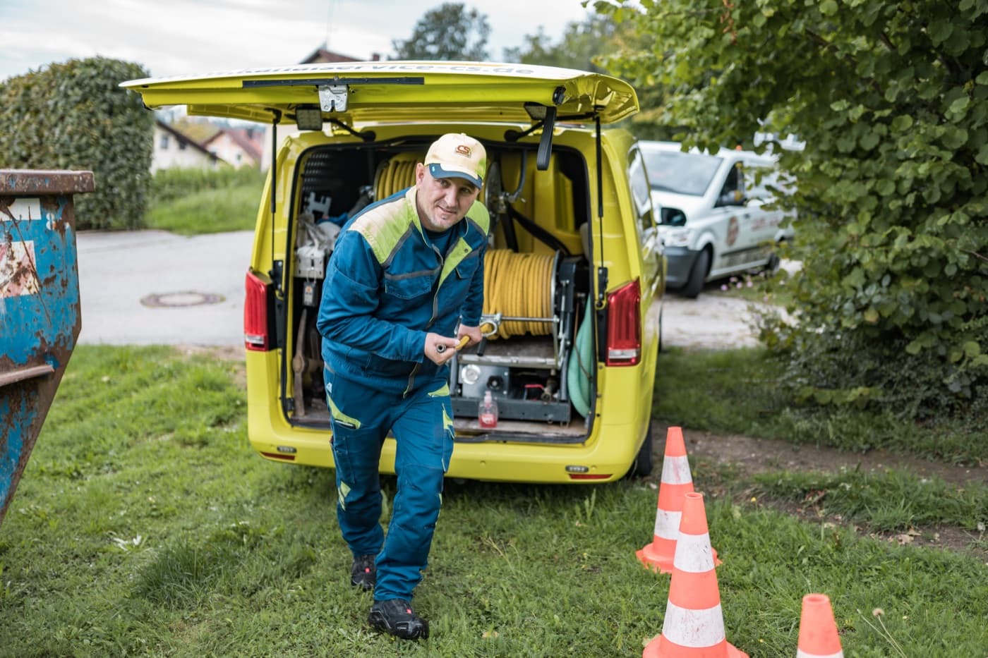 Monteur der Kanalservice CS GmbH am geöffneten Servicefahrzeug